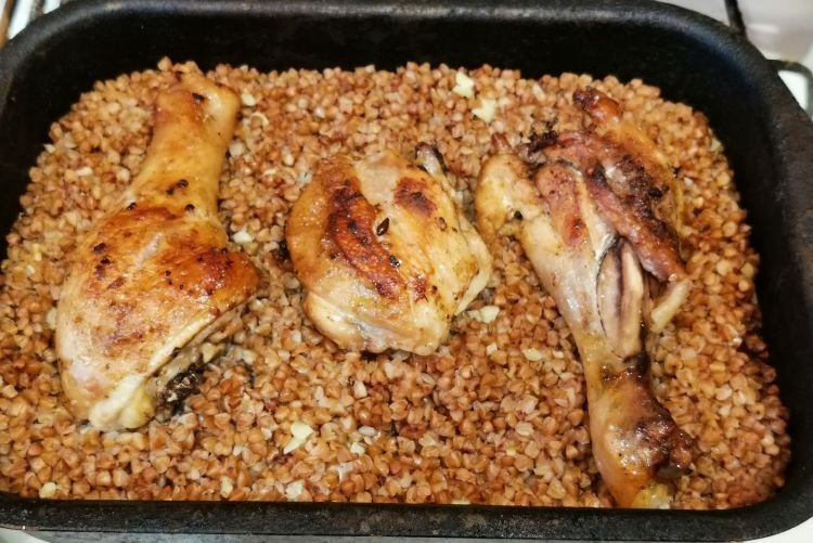 Buchweizen mit Huhn nach Hausfrauenart im Ofen