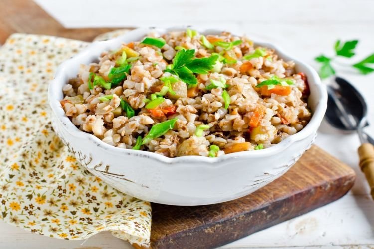 Buchweizen mit Huhn, Speck und Gemüse im Ofen