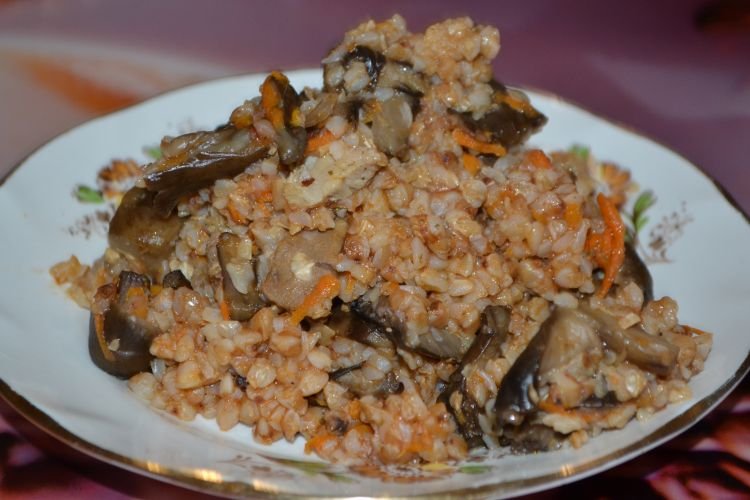Buchweizen, gebacken mit Huhn und getrockneten Pilzen