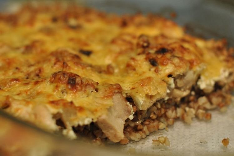 Buchweizen mit Huhn unter Käsekruste im Ofen