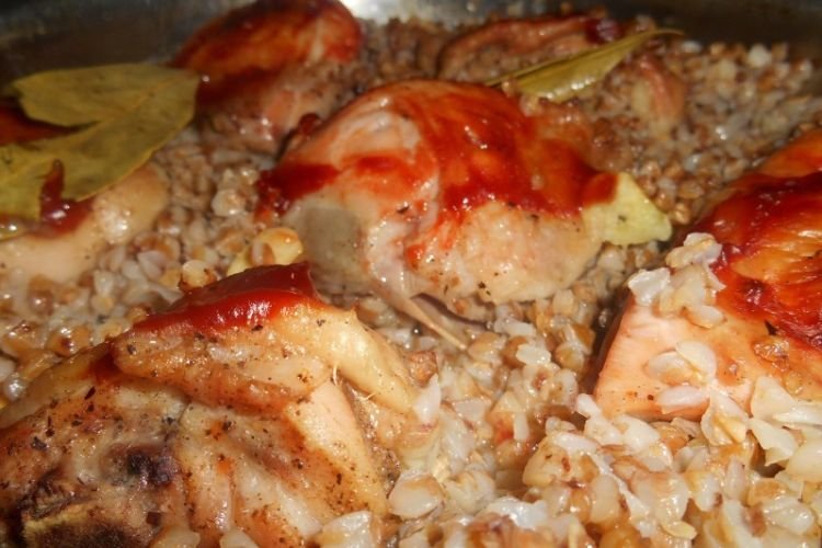 Buchweizen mit Huhn, gebacken mit Ketchup und Senf