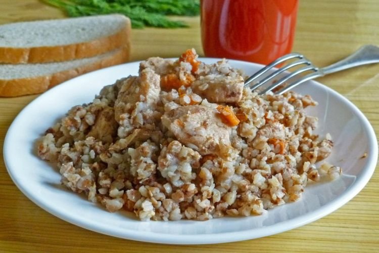 Diätetischer Buchweizen mit Huhn im Ofen