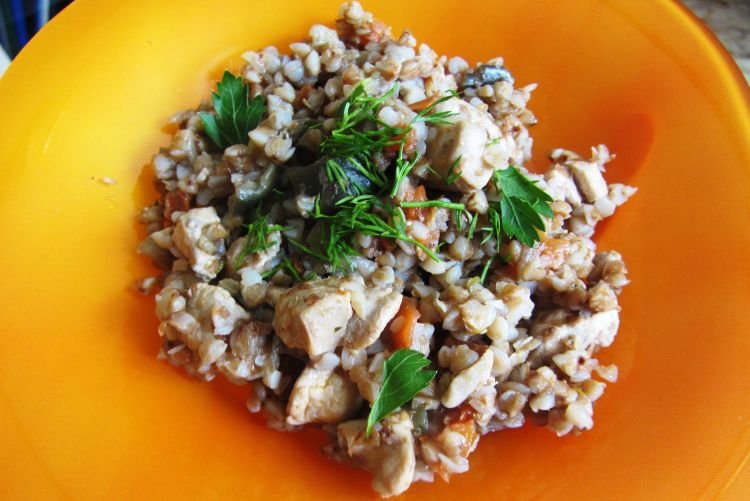 Buchweizen, gebacken mit Sellerie, Zwiebeln und Huhn