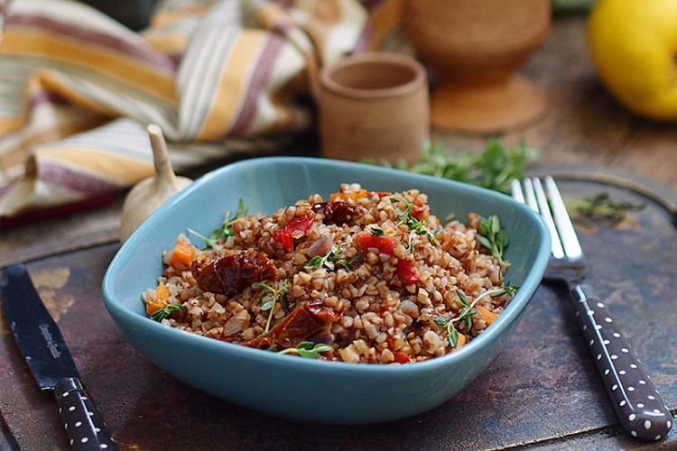 Buchweizen mit Huhn und getrockneten Tomaten im Ofen