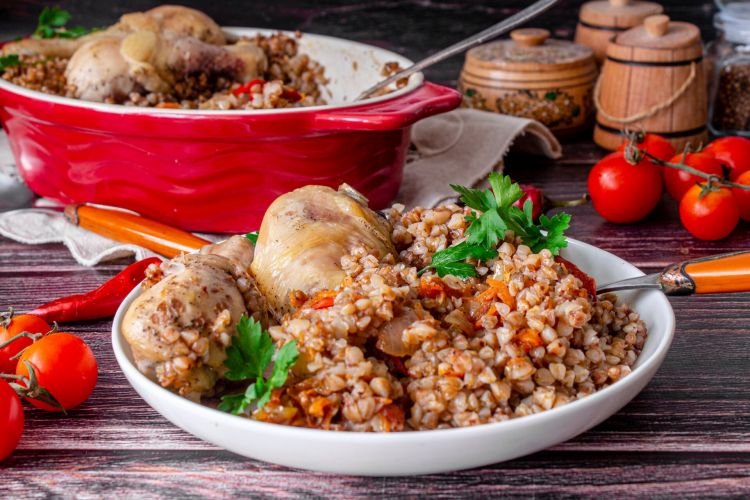 Buchweizen mit Huhn und Gemüse im Ofen
