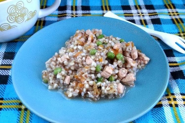 Buchweizen mit Huhn und grünen Erbsen im Ofen