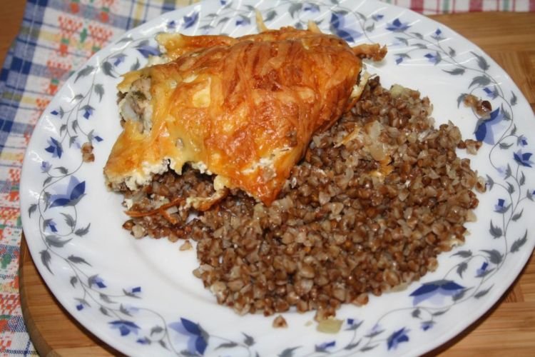 Buchweizen mit Huhn und Käse im Ofen