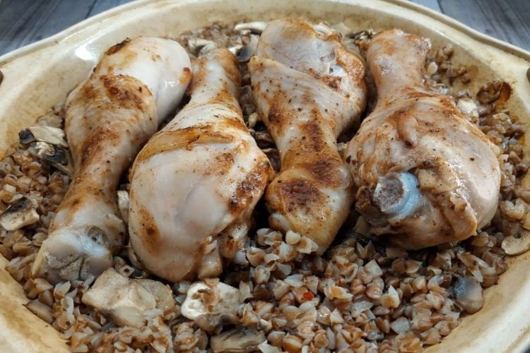 Buchweizen, gebacken mit Huhn und Pilzen