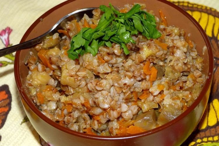 Buchweizen, gebacken mit Huhn und Auberginen