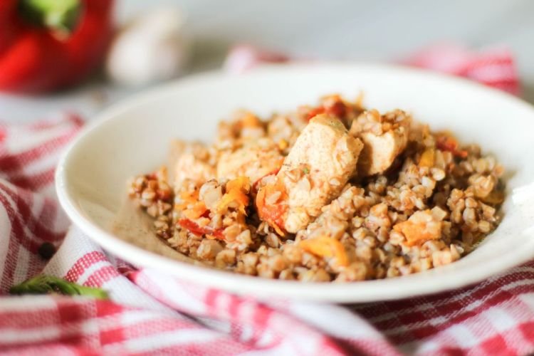 Pikante Buchweizen mit Huhn im Ofen