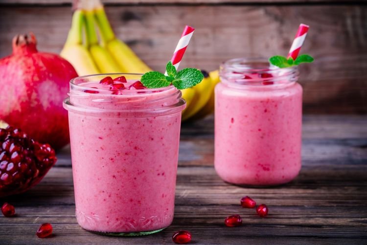 Bananen-Granatapfel-Cocktail