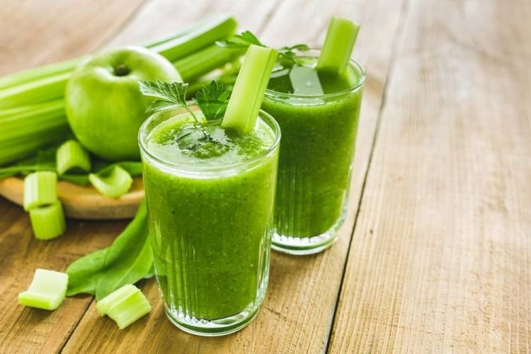 Erfrischender Cocktail mit Sellerie