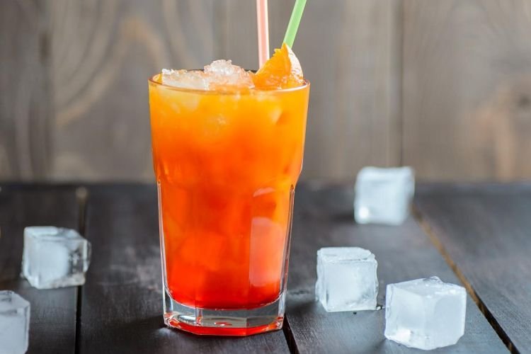 Zitrus-Cocktail mit Grenadine