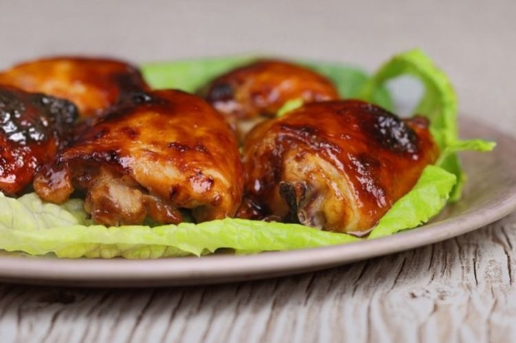 Muslos de pollo con ajo y salsa de soja al horno
