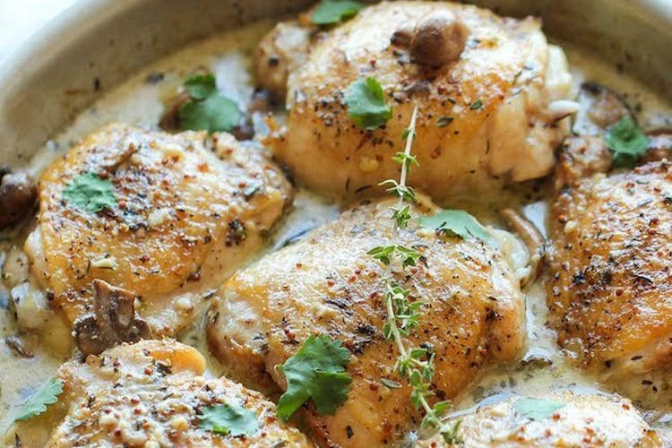 Muslos de pollo asados con champiñones y nata