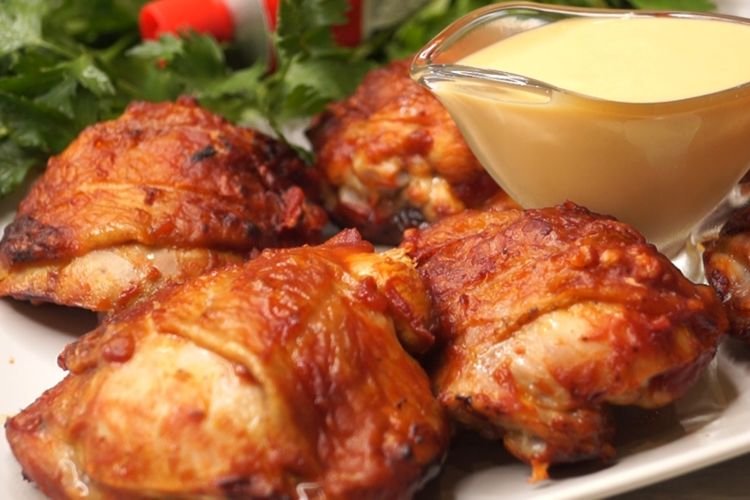 Muslos de pollo asados en salsa picante
