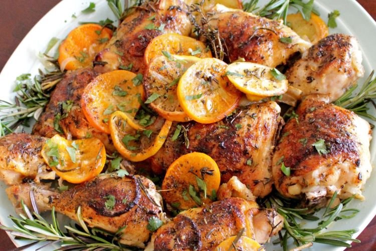 Muslos de pollo con naranjas y romero al horno