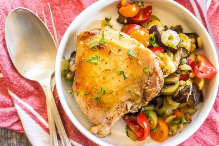 Muslos de pollo asados con berenjenas y tomates en bolsa para asar