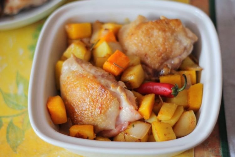 Muslos de pollo con calabaza y manzanas al horno