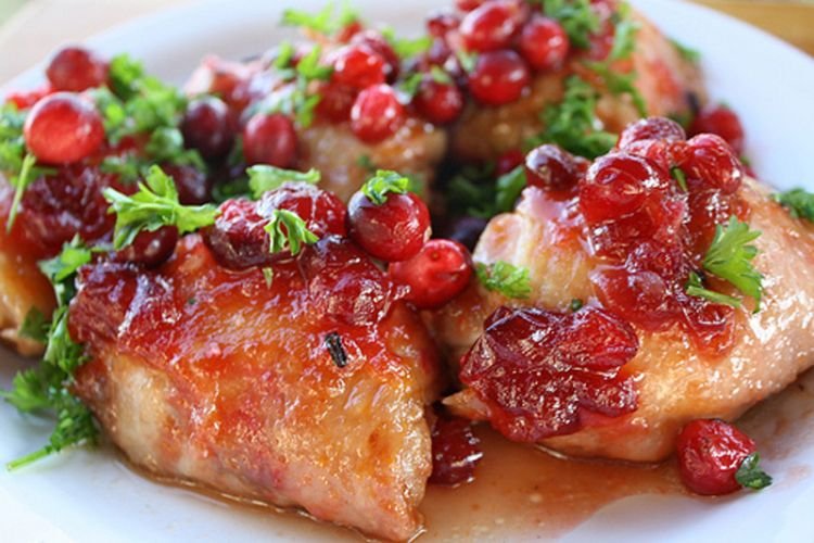 Muslos de pollo asados en salsa de bayas