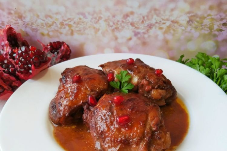 Muslos de pollo asados en salsa de granada