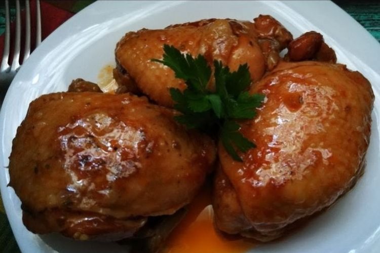 Muslos de pollo con kétchup picante y ajo al horno