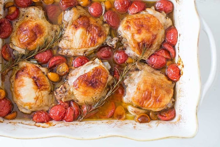 Muslos de pollo asados con tomates cherry y albahaca