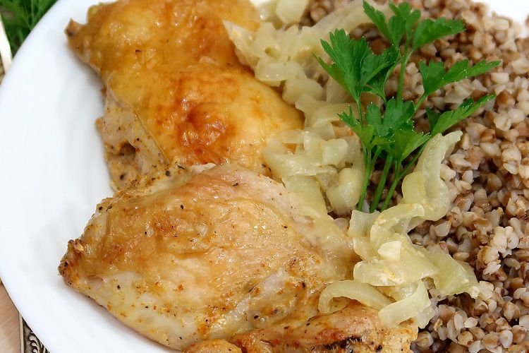 Muslos de pollo asados sobre una cama de cebolla