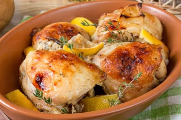 Muslos de pollo asados con limón, miel y hierbas provenzales
