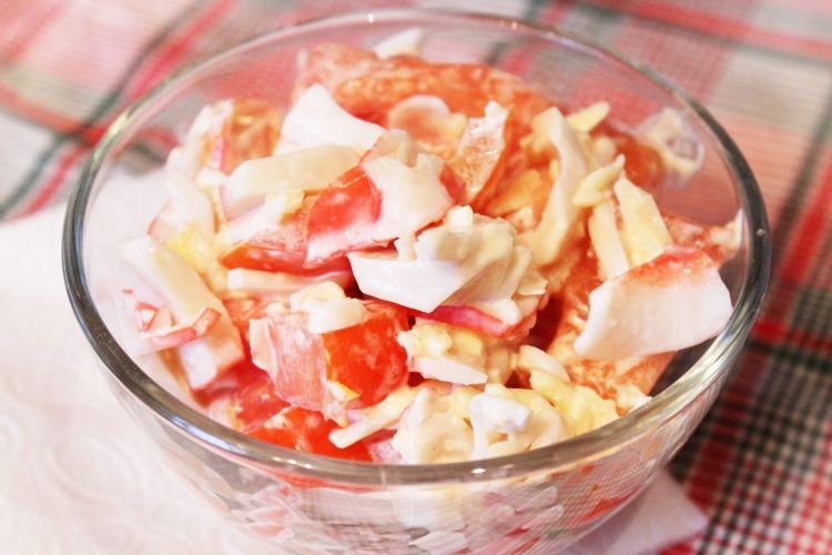 Salat mit Krabbenstäbchen und Tomaten