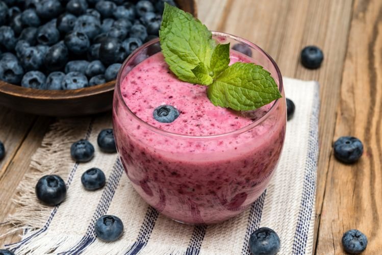 Beerensmoothie mit Basilikum