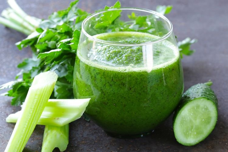 Smoothie mit Gurke und Sellerie