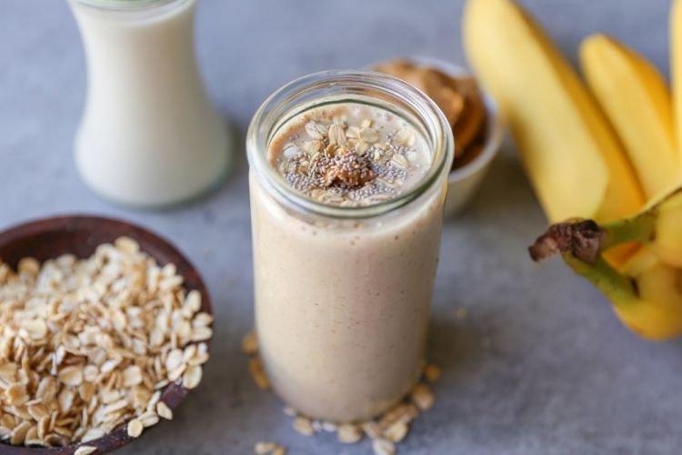 Smoothie mit Banane und Haferflocken