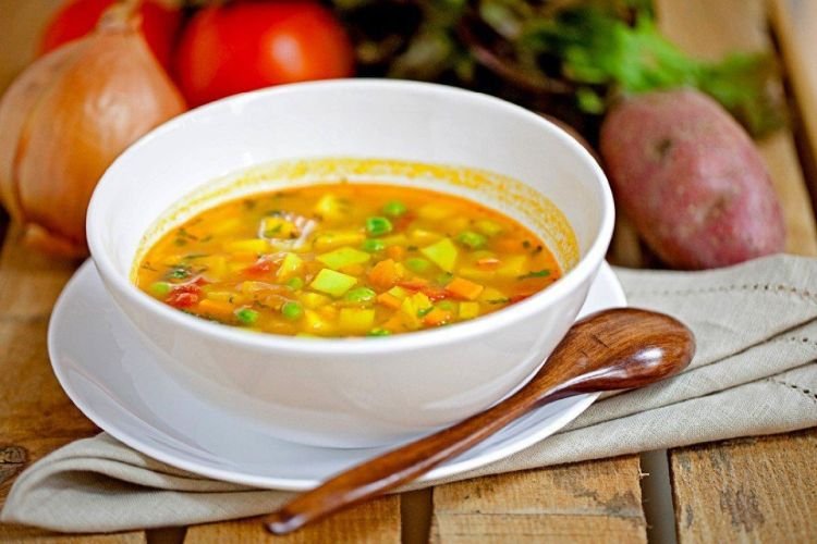 Sopa saludable de guisantes verdes