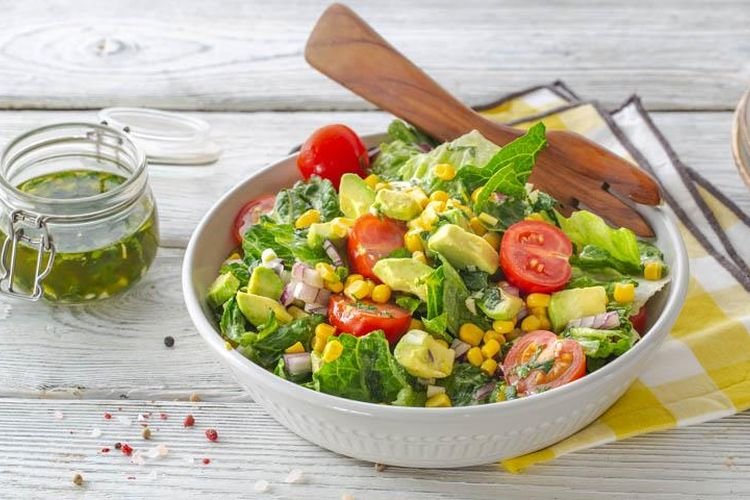 Ensalada con verduras y maíz