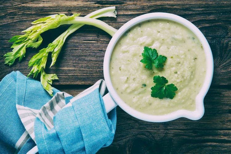 Sopa de verduras con apio