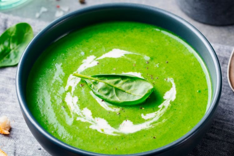 Sopa saludable de apio y espinacas