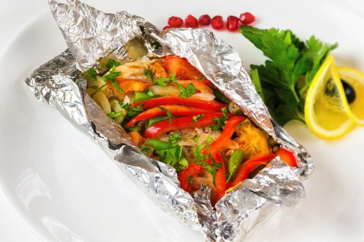 Pescado con verduras en papel de aluminio