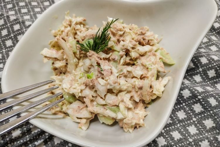 Ensalada saludable de atún enlatado