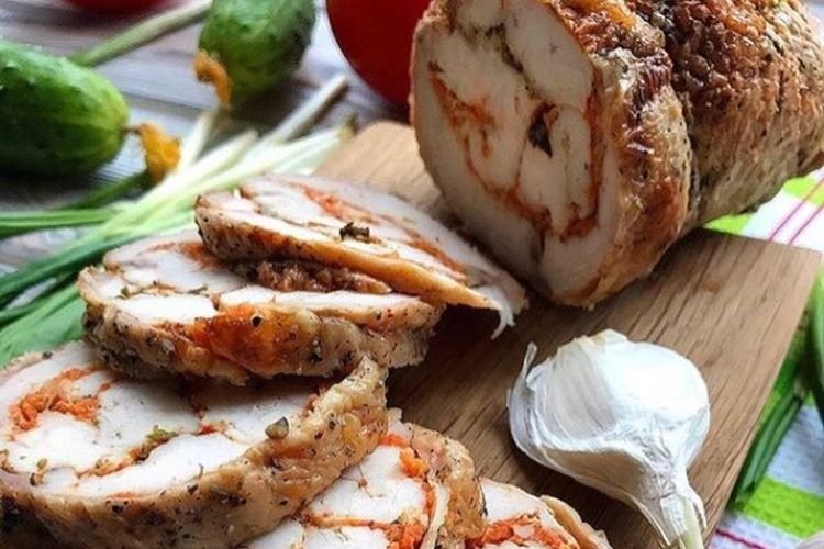 Hähnchenroulade, gebacken mit Adschika, Zwiebeln und Knoblauch
