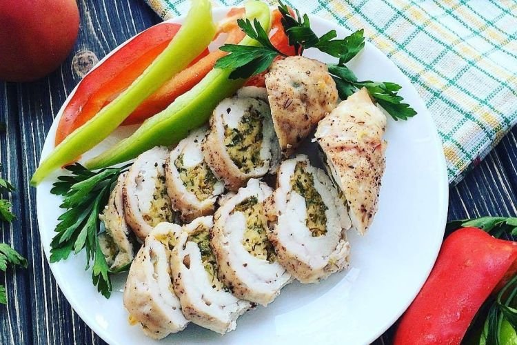 Hähnchenroulade mit Käse und Kräutern aus dem Ofen