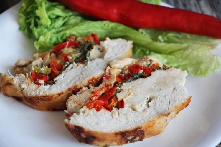 Hähnchenroulade, gebacken mit Paprika und Kräutern