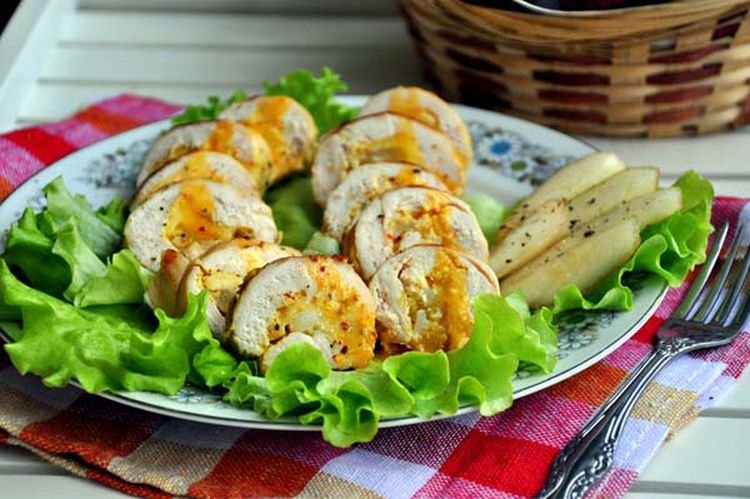 Hähnchenroulade mit Birne und Gorgonzola aus dem Ofen
