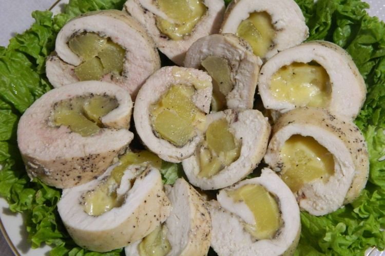 Hähnchenroulade, gebacken mit Ananas und Käse