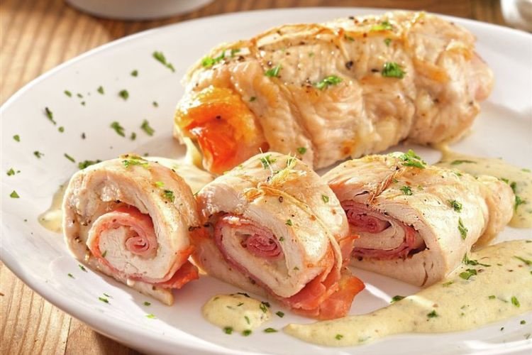 Hähnchenroulade mit Speck und Tomaten