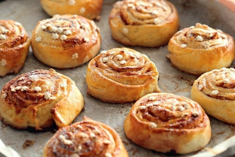 Bollos de levadura seca con manzanas y canela