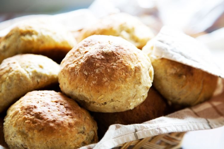 Bollos de masa de levadura con copos de avena