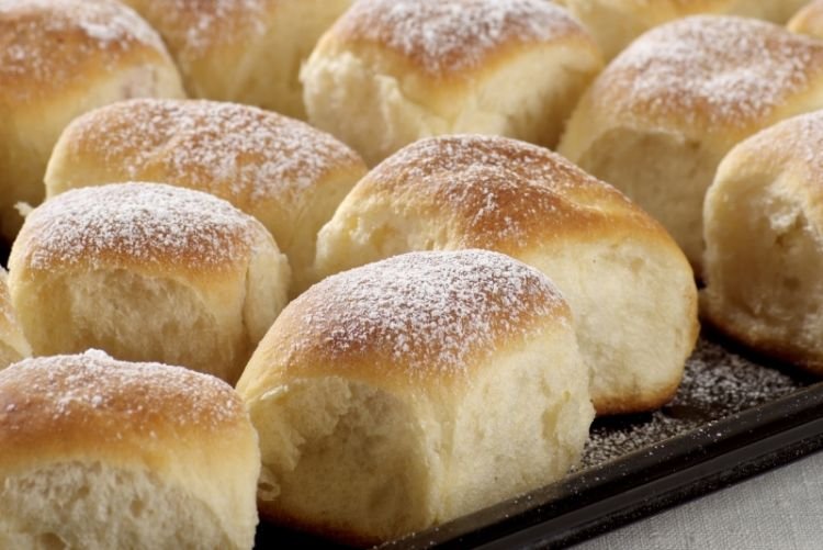 Bollos esponjosos de levadura con leche condensada