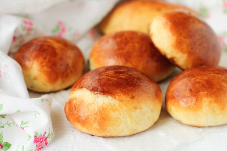 Bollos de levadura con crema agria