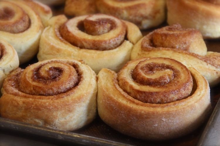 Bollos dulces de masa de levadura preparada